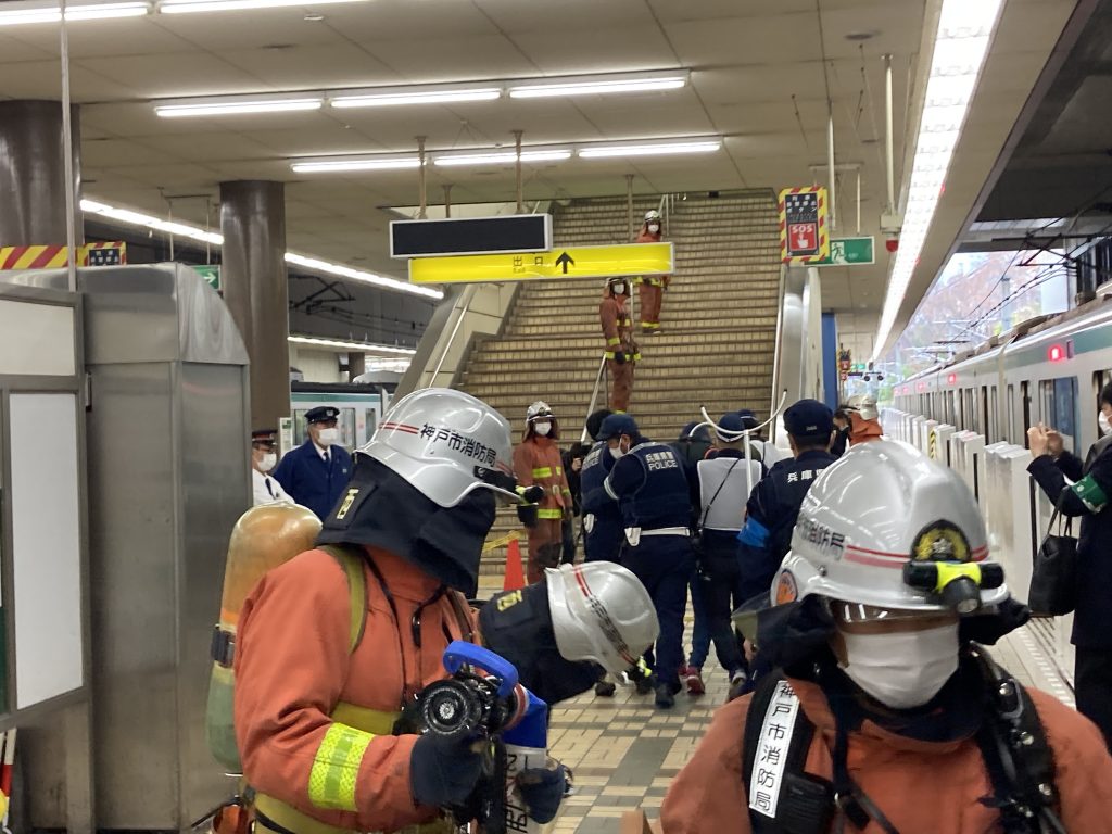 駅ホーム上では利用客の安全確保も重要（神戸市営地下鉄・西神中央駅）